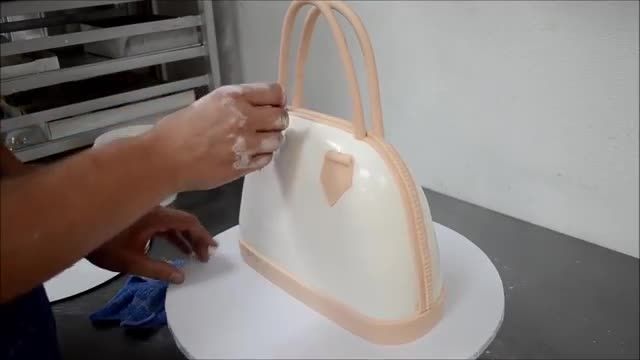 طرز درست کردن کیک کیف زنانه لوییز ویتون با فوندانت