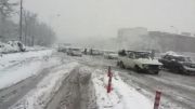 برف بی سابقه و عدم توانایی خودرو ها در عبور از زیر گذر و رو گذر پل استقلال مشهد