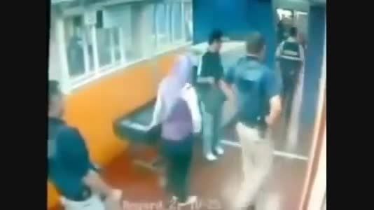 لحظه حمله دختر فلسطینی با چاقو به افسر اسراییلی