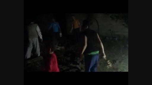 روشن كردن آتش در اردوی شبانه در باغ در مدرسه حكمت