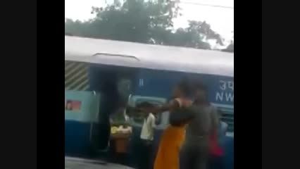 کتک خوردن پلیس از زن هندی