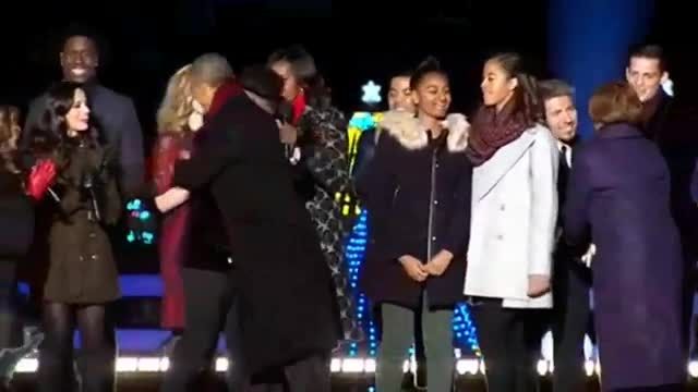 رقص اوباما و خانواده اش روی صحنه