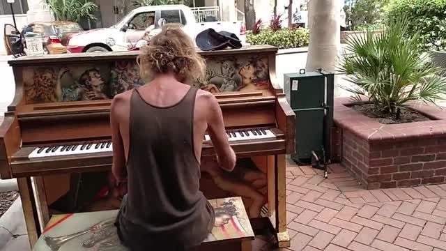 مرد بی خانمانی که پیانو را همانند یک حرفه ای می نوازد