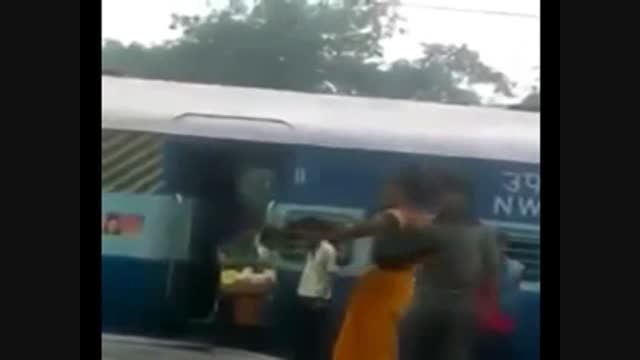 کتک خوردن مأمور قطار از یک زن مسافر!!