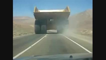 عبور کامیون غول پیکر معدن از وسط جاده