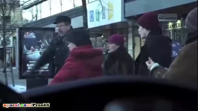 دزدین خانم جوان وسط خیابان و واکنش مردم(دوربین مخفی)