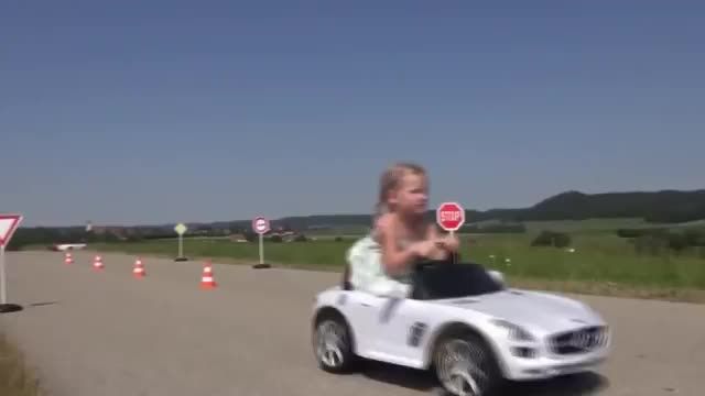 ماشین های شارژی سواری در ابعاد کودک