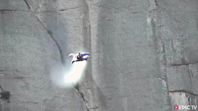 پرواز شگفت انگیز با wingsuit