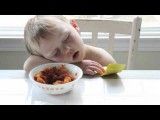 خوابیدن بچه سر میز غذا