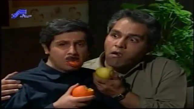 مهران مدیری و جواد رضویان در حال تماشای فیلم جن گیر