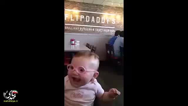 شگفت زدگی دختر بچه بعد از تجربه اولین عینک زدن