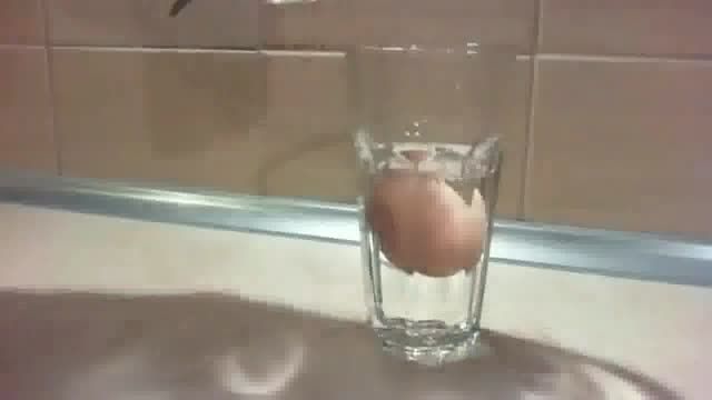 روش جالب لخت کردن تخم مرغ بااستفاده از سرکه!