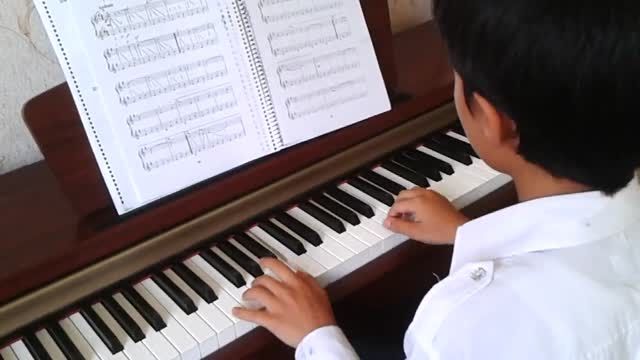 خوابهای طلایی نوازندگی پیانو توسط امیرحسین احمدیان