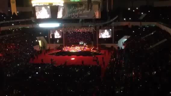 سامی یوسف-اجرای ترانه مرکز در کنسرت قونیه-ترکیه2015