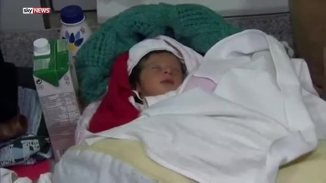 نوزاد پناهجویی که زیر پل به دنیا آمد