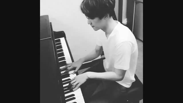 پیانو نواختن exo baekhyun و خواندن اهنگ moon of seoul