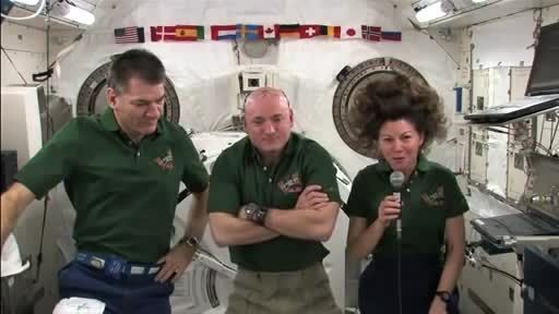 نواختن فلوت در ایستگاه فضایی
