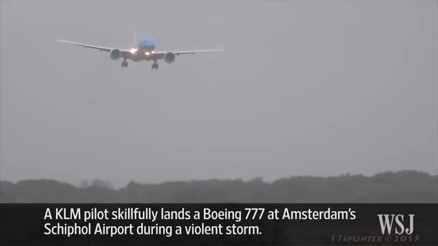 فرود خطرناک هواپیمای مسافربری بوئینگ 777 در باد  شدید