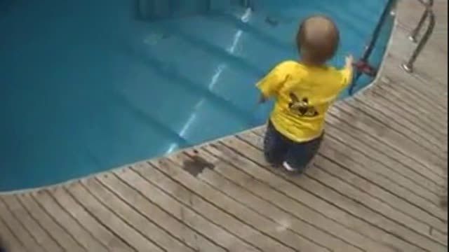 شنا کردن بچه 2ساله