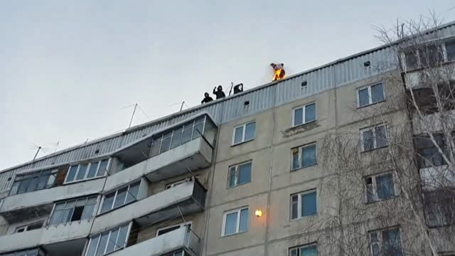 یک جوان خود را آتش زد و از طبقه نهم به پایین پرید! 18+