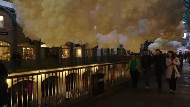 ابری از ۱۰۰۰۰۰ بادکنک درخشان بر روی فروشگاهی در لندن