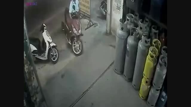 سرقت موتورسیکلت در سه سوت-دزد کثیف+فیلم کلیپ ویدیو