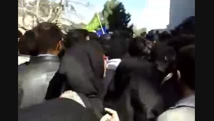 درگیری دختران دانشجو با بسیجیان در تدفین شهدا