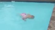 شنا کردن بچه دوساله