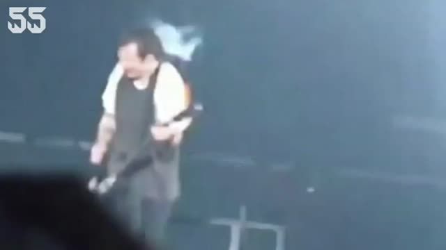 لحظه آتش گرفتن موی گیتاریست روی صحنه کنسرت