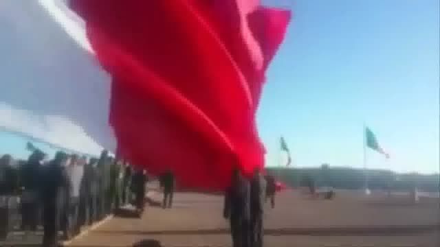 آویزان شدن سرباز از پرچم غول آسای مکزیک و سقوط از آن
