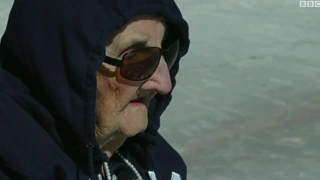 زن صدساله ای که برای اولین بار به ساحل رفت