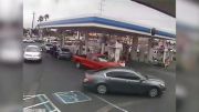 زیر گرفتن ادم در پمپ بنزین در امریکا