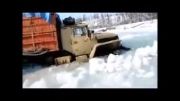 عبور کامیون قدرتمند روسی از داخل رودخانه