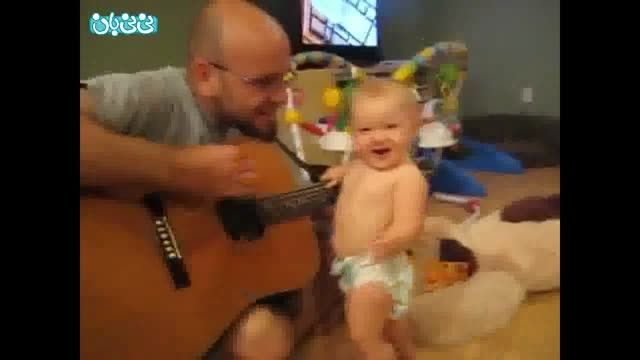 رقصیدن پسربچه با گیتار زدن پدرش