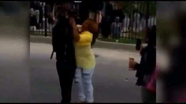 کتک خوردن یک معترض خیابانی از مادرش در بالتیمور
