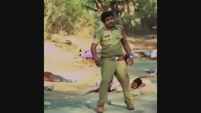 جاخالی دادن پلیس هندی از تیرهای تفنگ خخخ آخر خنده