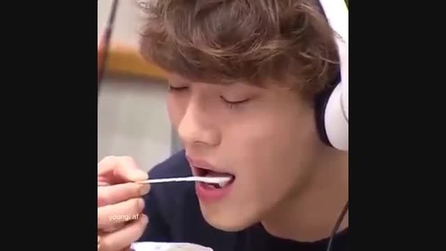 EXO&#039;s Chen Drips Ice Cream In Throat and Licks it off L