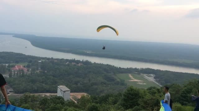 پرواز با چتر نجات پاراگلایدر (Paragliding)