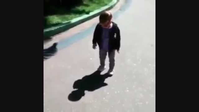 بچه ای که از سایه خودش میترسد!!