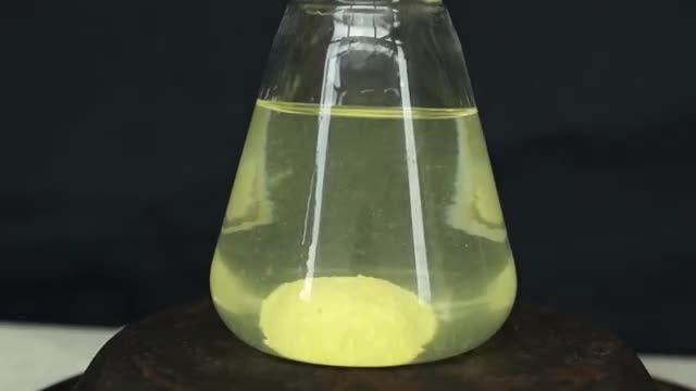 آزمایش جالب رشد کریستال های زرد رنگ