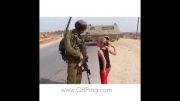 دختر 8ساله که با سربازان آمریکایی دعوا میکند