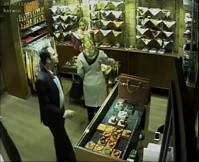دزدی موبایل از مغازه به زاحتی
