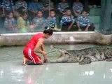 حرکات باورنکردنی یک دختر در برابر یک تمساح