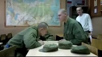 شوخی دو سرباز با هم - طنز