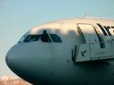 پاک کردن شیشه جلو  هواپیما  توسط خلبان - فرودگاه تبریز