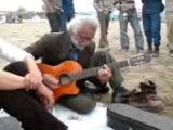 پیرمرد گیتار زن با عشق مینوازد