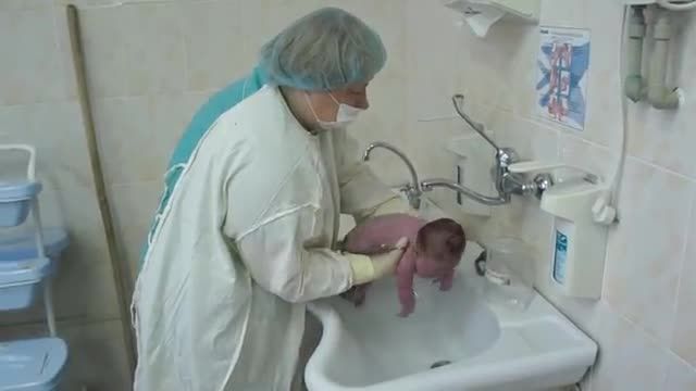 شستن نوزاد بعد از زایمان