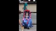 عملکرد نمایش عجیب کودکانه در خیابان