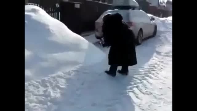 برف بازی میمون بیچاره!