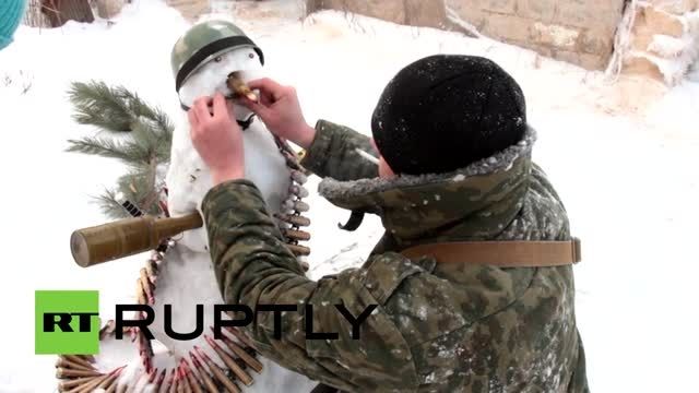 بارش برف سنگین در اکراین دونتسک وآدم برفی مسلح
